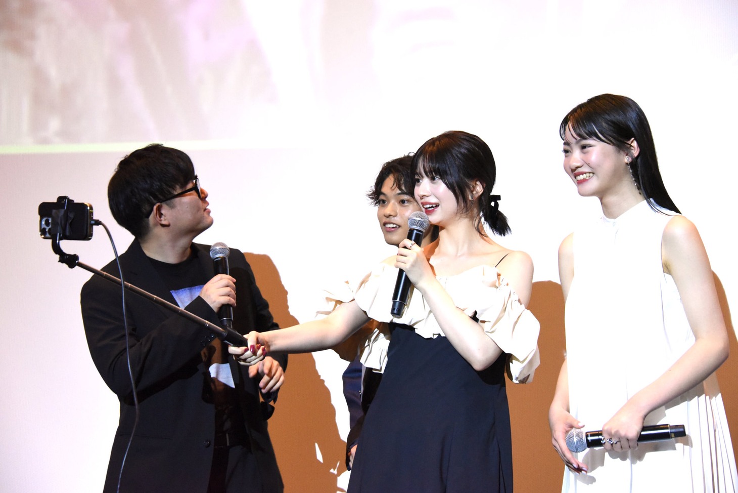 リモートをつないで会話する登壇者たち