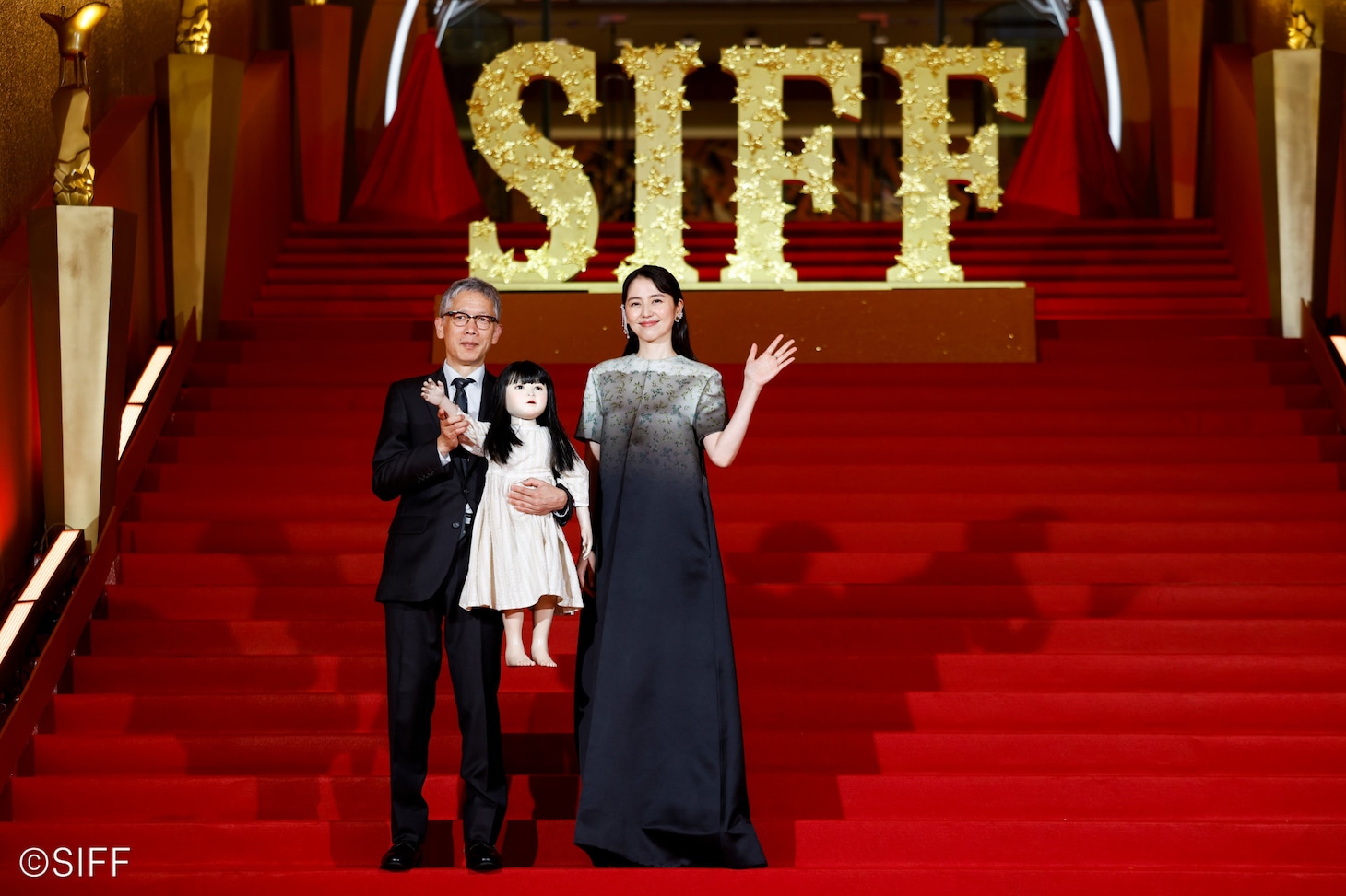第27回上海国際映画祭のレッドカーペットの様子。左から矢口史靖、長澤まさみ