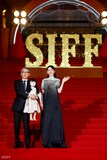 第27回上海国際映画祭のレッドカーペットの様子。左から矢口史靖、長澤まさみ