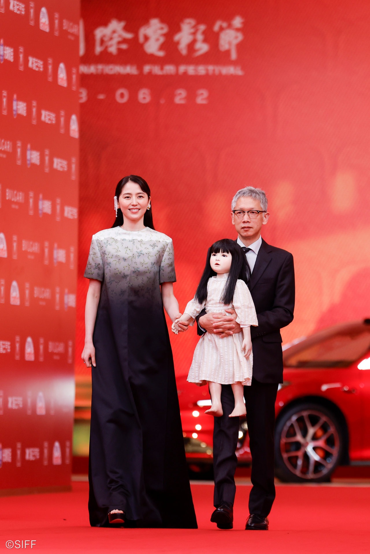 第27回上海国際映画祭のレッドカーペットの様子。左から長澤まさみ、矢口史靖、