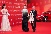 第27回上海国際映画祭のレッドカーペットに登場した長澤まさみ（中央）、矢口史靖（右）