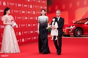 第27回上海国際映画祭のレッドカーペットに登場した長澤まさみ(中央)、矢口史靖(右)