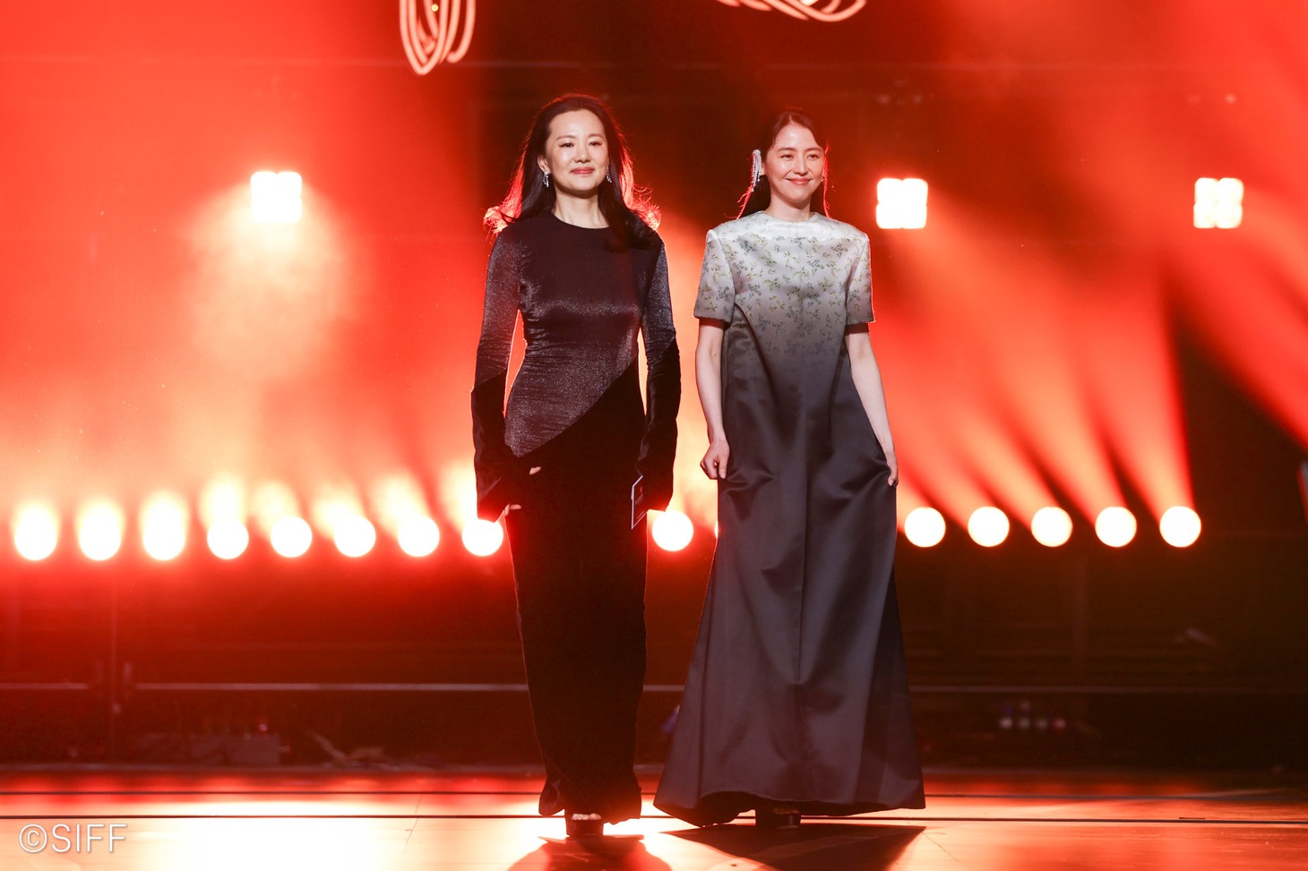 第27回上海国際映画祭にて、ヨン・メイ（左）とともに最優秀女優賞のプレゼンターを担った長澤まさみ（右）