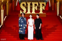 第27回上海国際映画祭レッドカーペットの様子。左からオダギリジョー、高石あかり、玉田真也