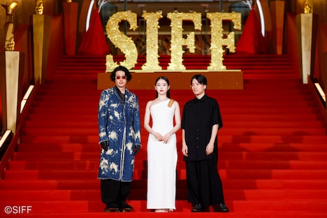 第27回上海国際映画祭レッドカーペットの様子。左からオダギリジョー、高石あかり、玉田真也