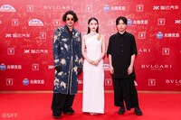 第27回上海国際映画祭レッドカーペットの様子。左からオダギリジョー、高石あかり、玉田真也