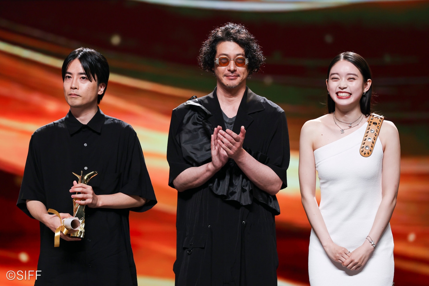 第27回上海国際映画祭の受賞式より、左から玉田真也、オダギリジョー、高石あかり