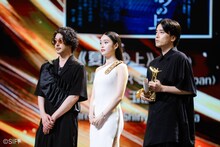 第27回上海国際映画祭の受賞式より、左からオダギリジョー、高石あかり、玉田真也