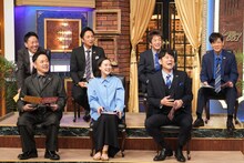 「しゃべくり007」より、レギュラー陣に囲まれる蒼井優（手前中央）