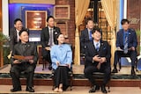 「しゃべくり007」より、レギュラー陣に囲まれる蒼井優(手前中央)