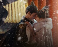 中国時代劇「九重紫」より、左からリー・ユンルイ（李昀鋭）演じる宋墨（ソン・モー）、モン・ズーイー（孟子義）演じる竇昭（ドウ・ジャオ） ©SHANGHAI YOUHUG MEDIA CO.,LTD.