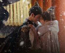 中国時代劇「九重紫」より、左からリー・ユンルイ（李昀鋭）演じる宋墨（ソン・モー）、モン・ズーイー（孟子義）演じる竇昭（ドウ・ジャオ） ©SHANGHAI YOUHUG MEDIA CO.,LTD.