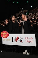 左から吉沢亮、李相日