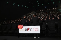 観客に語りかける吉沢亮（左）と李相日（右）