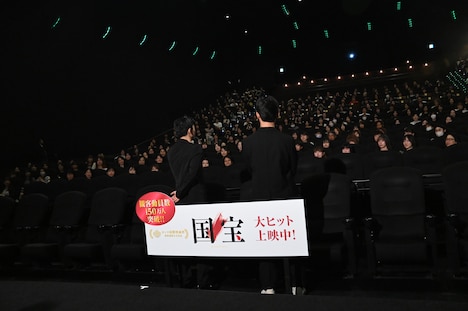 観客に語りかける吉沢亮(左)と李相日(右)