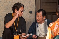 吉田鋼太郎（右）に方言指導を行う西村雄正（左）