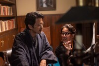 竹野内豊（左）に方言指導を行う西村雄正（右）