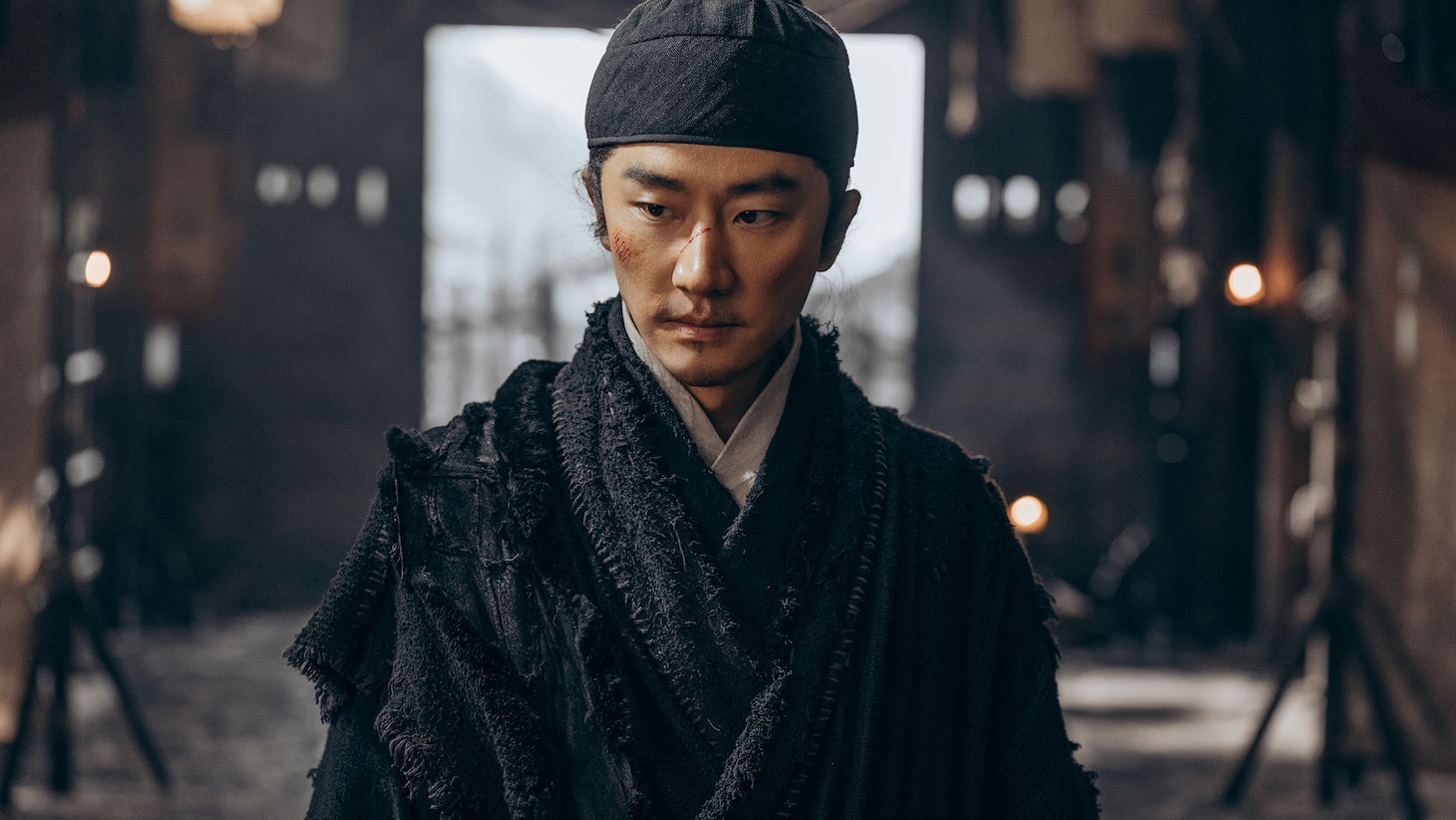 ホアン・シュエン（黄軒）演じる錦衣衛・褚思鏡（ちょしきょう）。奇病、そして妖魔に関する噂を調査している