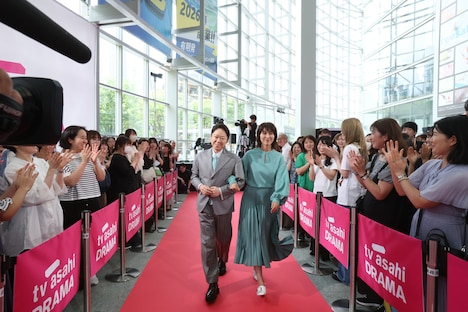 ドラマ「しあわせな結婚」の阿部サダヲ（左）と松たか子（右）は腕を組んで登場した