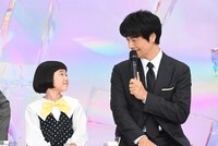 撮影現場でスタッフにお灸をしているという（左から）永尾柚乃、斎藤工