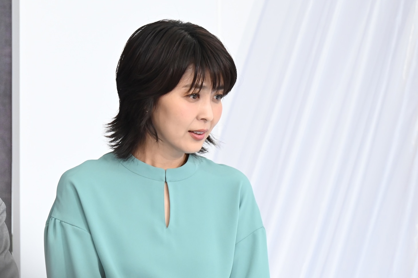 松本まりかからのビデオメッセージをしっかりと見つめる松たか子