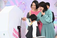 最後に挨拶をする人を決める抽選器を回す（奥から）松下奈緒、松たか子、永尾柚乃