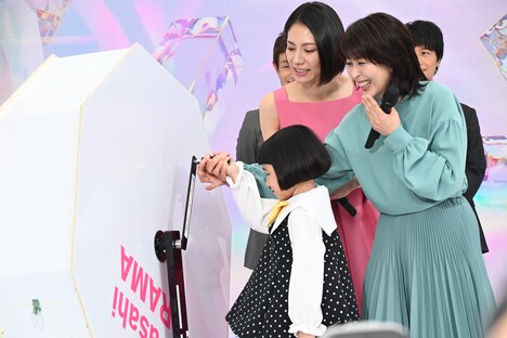 最後に挨拶をする人を決める抽選器を回す（奥から）松下奈緒、松たか子、永尾柚乃