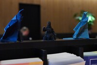 ロビーにあるゴジラの折り紙とフィギュア
