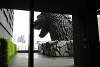 8階ロビーから望むゴジラヘッド