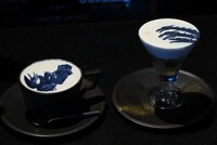 8階ラウンジでの提供メニュー。左からゴジラプリントアートラテ、「アート和パフェ（キングギドラVer.）