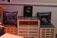 「ゴジラVSキングギドラルーム」のビルに見立てた椅子