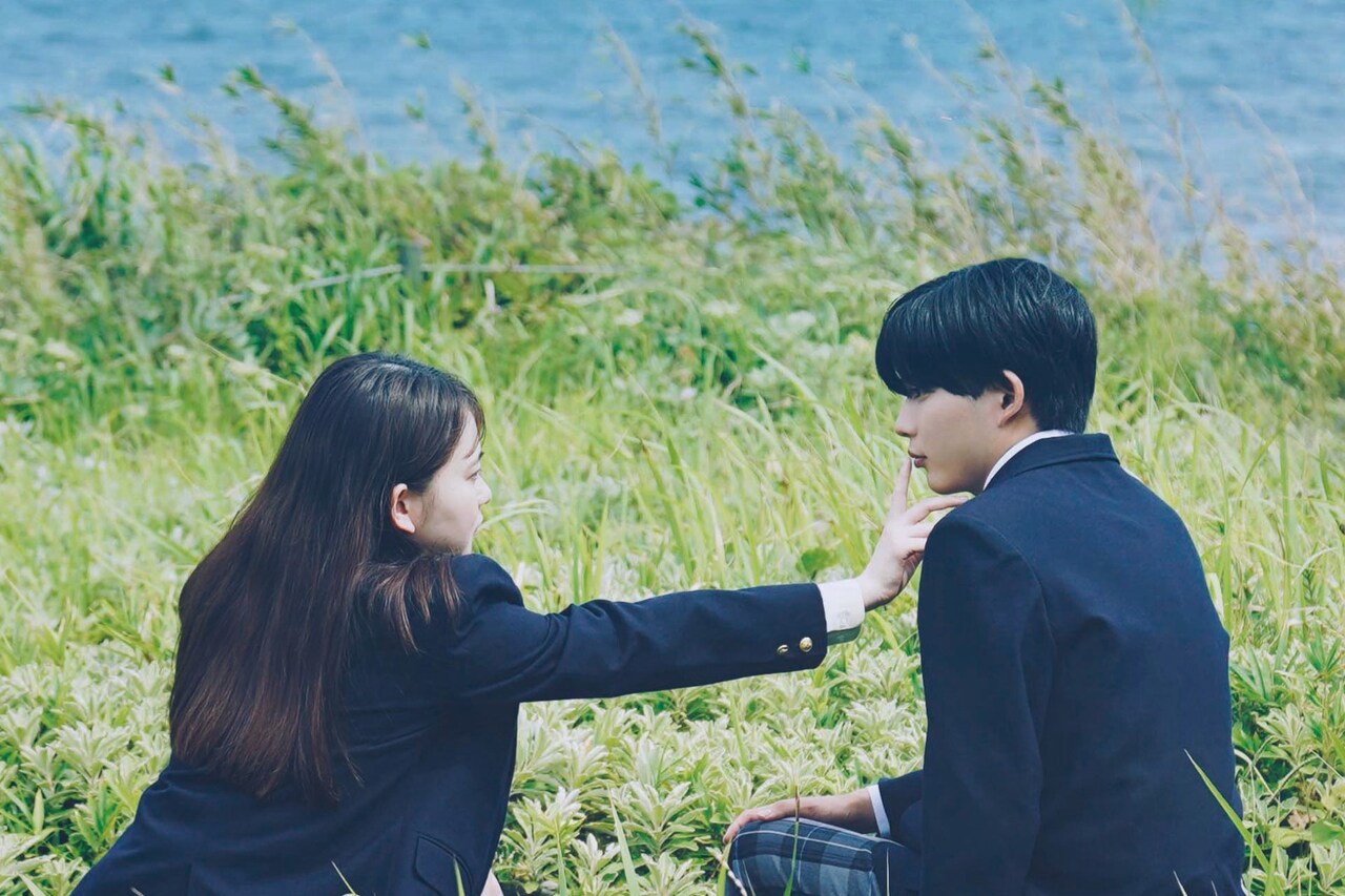 「恋に至る病」より、宮嶺望（長尾謙杜）の唇に触れる寄河景（山田杏奈）