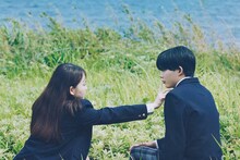 「恋に至る病」より、宮嶺望（長尾謙杜）の唇に触れる寄河景（山田杏奈）