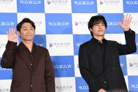 生配信カメラに手を振る安田顕（左）と水上恒司（右）