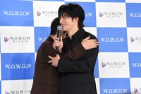 水上恒司（右）に称賛されてハグする安田顕（左）