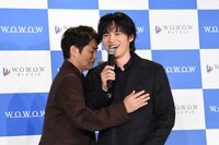 水上恒司（右）の耳元で「ありがとう」とささやく安田顕（左）