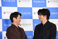 カメラマンから「お互いを見て」とリクエストされ、笑ってしまう安田顕（左）と水上恒司（右）