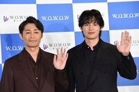 「連続ドラマW　怪物」完成報告会にて、左から安田顕、水上恒司