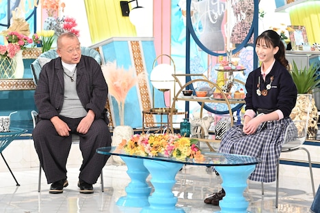 「A-Studio+」6月27日放送回より、左から笑福亭鶴瓶、森川葵