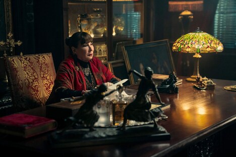 「バレリーナ：The World of John Wick」より、アンジェリカ・ヒューストン演じるディレクター