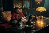 「バレリーナ:The World of John Wick」より、アンジェリカ・ヒューストン演じるディレクター