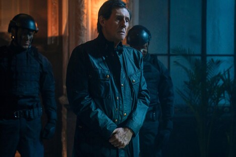 「バレリーナ：The World of John Wick」より、ガブリエル・バーン演じる主宰