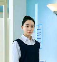 連続ドラマW-30「塀の中の美容室」より、奈緒演じる小松原葉留