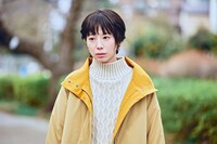 連続ドラマW-30「塀の中の美容室」より、夏帆演じる小松原奈津