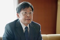 連続ドラマW-30「塀の中の美容室」より、光石研演じる保坂一路