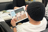 「リンダ愛が止まらない展」に向け、サインする山下敦弘