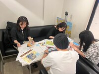 「リンダ愛が止まらない展」に向け、サインする山下敦弘やキャスト
