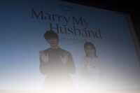 韓国から生中継で参加した小芝風花（右）と佐藤健（左）