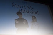 韓国から生中継で参加した小芝風花(右)と佐藤健(左)