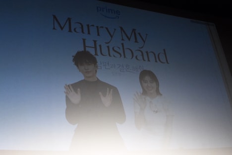 韓国から生中継で参加した小芝風花(右)と佐藤健(左)